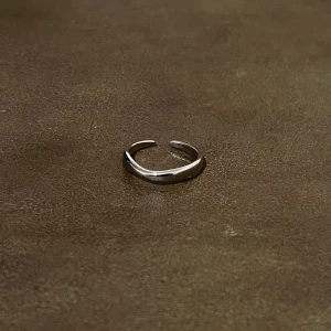 Asymmetry – Silver Ring - Asymmetrisk silverring med modern form och öppen design. Stilren med en twist – perfekt för dig som gillar det oväntade. Storlek US 7, delvis justerbar för flexibel passform