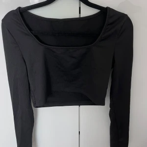 Svart tröja - Aldrig använd. Funkar som vardaglig tröja eller gym tröja 