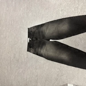 Svarta Skater jeans från Bershka - Säljer ett par svarta Skater jeans från Bershka. Jeansen har klassisk femficksdesign, knapp och dragkedja framtill samt ljusa tvättade partier för en trendig look. Sitter åt det mer baggy hållet. Använda 2 gånger Nypris 399, jag säljer de för 299 i och med knappt använda!💕