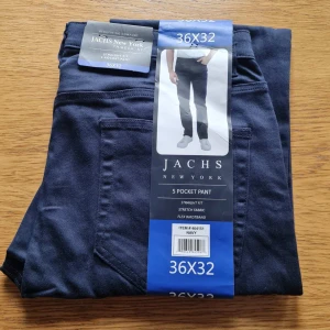 Marinblå byxor från Jachs New York strl 36x32 (herr) - Säljer ett par marinblå byxor från Jachs New York i modellen 5 Pocket Pant. Byxorna har rak passform, stretchigt tyg och flexibel midja. Storlek 36x32. Kan hämtas i Vallentuna.