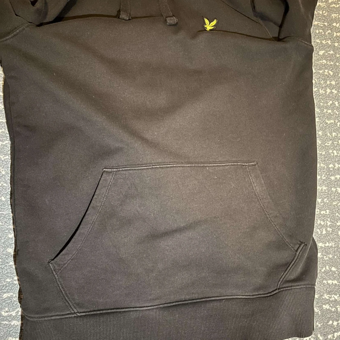 Svart hoodie från Lyle & Scott - 2