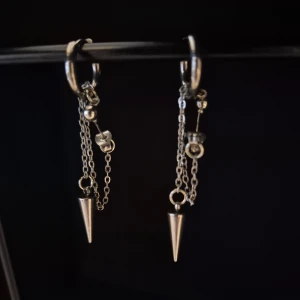 Silver peak örhängen  - PRISET GÄLLER ENDAST VID KÖP AV BUNDLE MED SMYCKEN ÖVER 50 KR!! GRATIS GÅVA MED VARGE ORDER!! Supertrendig stockholmsstil tjejer, örhöngen silver. Vinter ring smycke. Gjord av stål, jag svarar och skickar alltid snabbt!