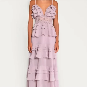 Balklänning  - Sååå fin balklänning i lila i bra skick! Den är i storlek 8 vilket är ungefär som en S/XS💕 Skriv för fler bilder!