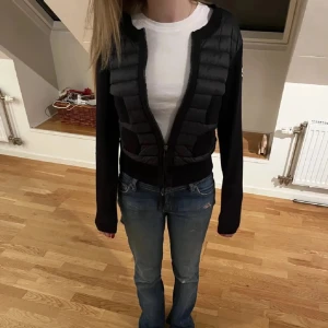 Moncler cardigan  - lägger upp inlägget igen, säljer då min moncler cardigan i strl M men de är små i storlek så sitter som xs/s. jätte fint skick inga defekter! priset kan diskuteras dock inte under 6999💞 skriv vid frågor elr mer bilder