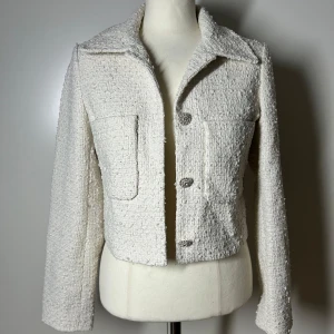 Jacka med silverknappar / blazer  - Superfin jacka med silvriga knappar. Från h&m storlek xs. Fint skick. Köp sker via köp nu, jag postar inom 24h. Kvar tills markerad såld