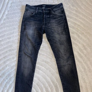 Jack & Jones Slim jeans - Säljer ett par svarta slim fit jeans med snygg tvätt från Jack & Jones, modell Glenn. Storlek 29/32. Byxorna är som nya! Inga defekter.