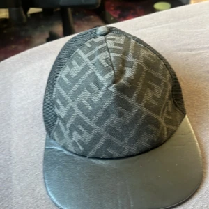 Svart keps från Fendi.com - Snygg svart keps från Fendi, den är äkta men ja säljer i ett vanligt paket inga kvitton ingen box ingenting kommer med