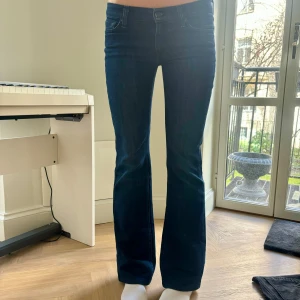 Bootcut jeans💙 - Mid/low waist bootcut jeans med rhinestones på fickorna!🤩✨✨ Midjemått: 40 cm, Innerbenslängd: 81 cm💕