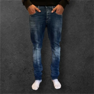 Jack & Jones  - Tjena, säljer ett par helt nya Jack & Jones jeans By blue Journey Limited edition(slut överallt), modellen är slim/glenn, storlek W 30 L 34,Ny pris 1200 kr, mitt pris 749kr!  Skriv om ni har några frågor eller bud!😁