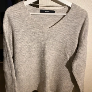 Stickad tröja  - Kommer inte till användning. Använd men fortfarande i fint skick, endast lite nopprig. Skriv för fler bilder eller funderingar🌸