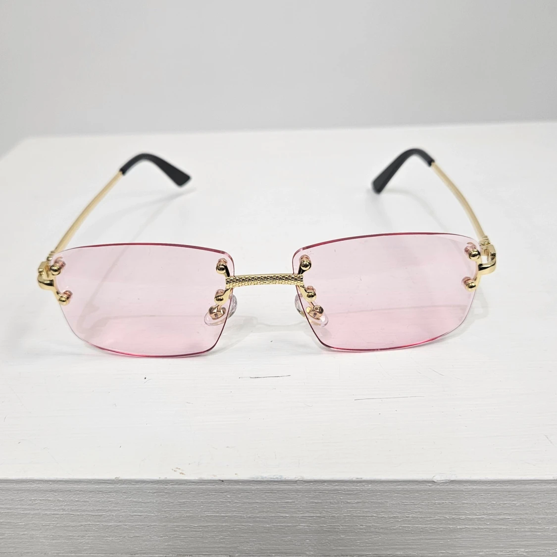 Rosa rektangulära solglasögon med gulddetaljer - 1