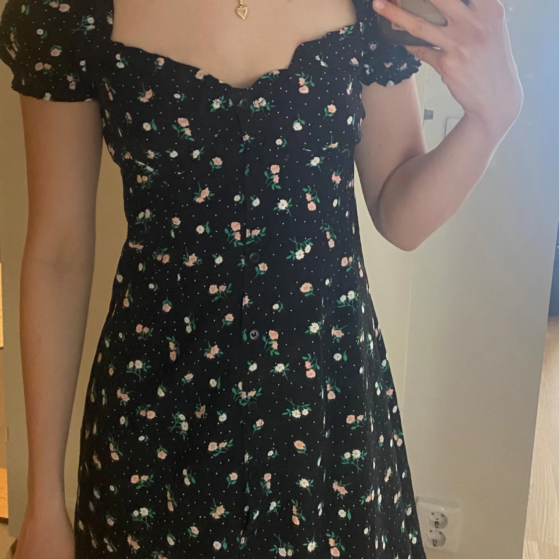 Svart blommig klänning med puffärmar