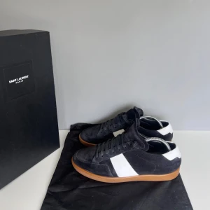 Saint laurent skor  - Säljer ett par saint laurent skor i storlek 41,5, cond 8,5/10. Dessa skor är sannerligen unika med dess tvärfeta design. Priset är inte hugget i sten. Hör av dig vid minsta lilla fundering. MVH vi på von ädi closet