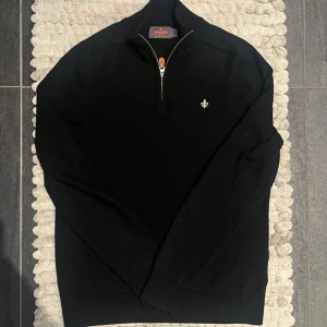 Morris 100% Merino Half Zip Tröja Svart - Snygg och skön half zip från Morris || Storlek: M passar även S || fint skick förutom att det finns nått litet hål, men märks knappt ej 