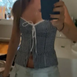 Blåvit rutig topp från Zara - Jätte fin och bara använd ett fåtal gånger. Den har en liten missfärgning (se bild 3) men de är på insidan så de är inget som syns tydligt. ❤️