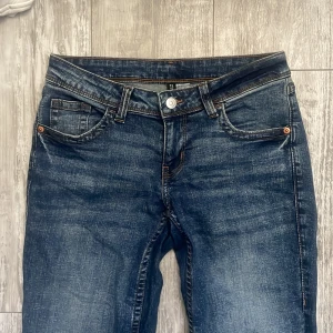 Lågmidjade jeans - Säljer ett par skit snygga lågmidjade jeans från hm, de är bootcut men inte överdrivet. De är lite slitna längst ner!💓