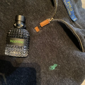 Ralph Lauren Quarter Zip Large - Säljer en mörkgrå långärmad halvzip/ quarter zip tröja från Polo Ralph Lauren.. Perfekt för lager-på-lager och stilren look. Nästintill nyskick.