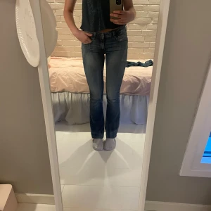 diesel bootcut jeans - Så snygga blå bootcut jeans från diesel !!!! Jättefint skick och så bra kvalitet! Wow perfekta året runt verkligen💙🩵💙🩵finns inte längre att köpa på hemsidan men liknande jeans kostar 1800kr i nypris🩷