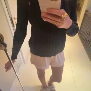 Svart kabelstickad tröja från Ralph Lauren - Kabelstickad svart tröja från Ralph Lauren med den klassiska broderade loggan på bröstet. Tröjan har lång ärm och rund halsringning. Perfekt för lager-på-lager och enkel att matcha med olika outfits. Säljer pågrund av att den är för liten.💘