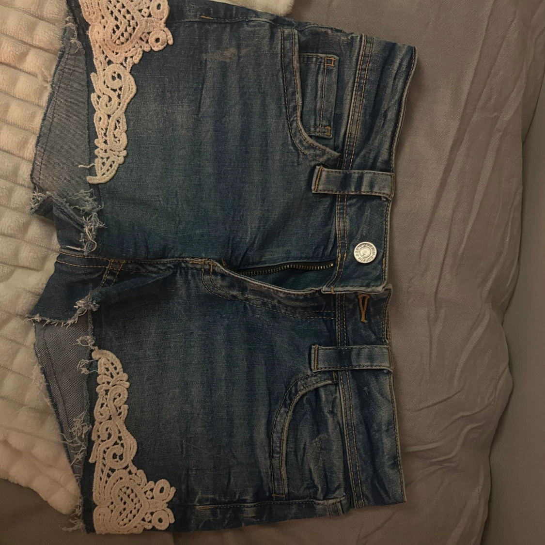 Jeansshorts med spetsdetaljer - 3