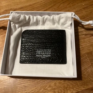 Maison Margiela korthållare  - Säljer min korthållare från maison margiela då den inte används längre eftersom jag köpt en ny. Den är i riktigt bra skick och har inga defekter