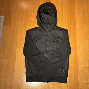 J.Lindeberg Cardigan - J.Lindeberg Cardigan | Storlek S | Mycket fint skick | Inga defekter | sparsamt använd | Frågor eller funderingar så hör av dig! Mvh JacobsCloset 