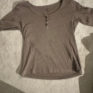 Söt brandy tröja - Säljer min jättefina brandy tröja med små blommor på. Är onesize men passar S💗