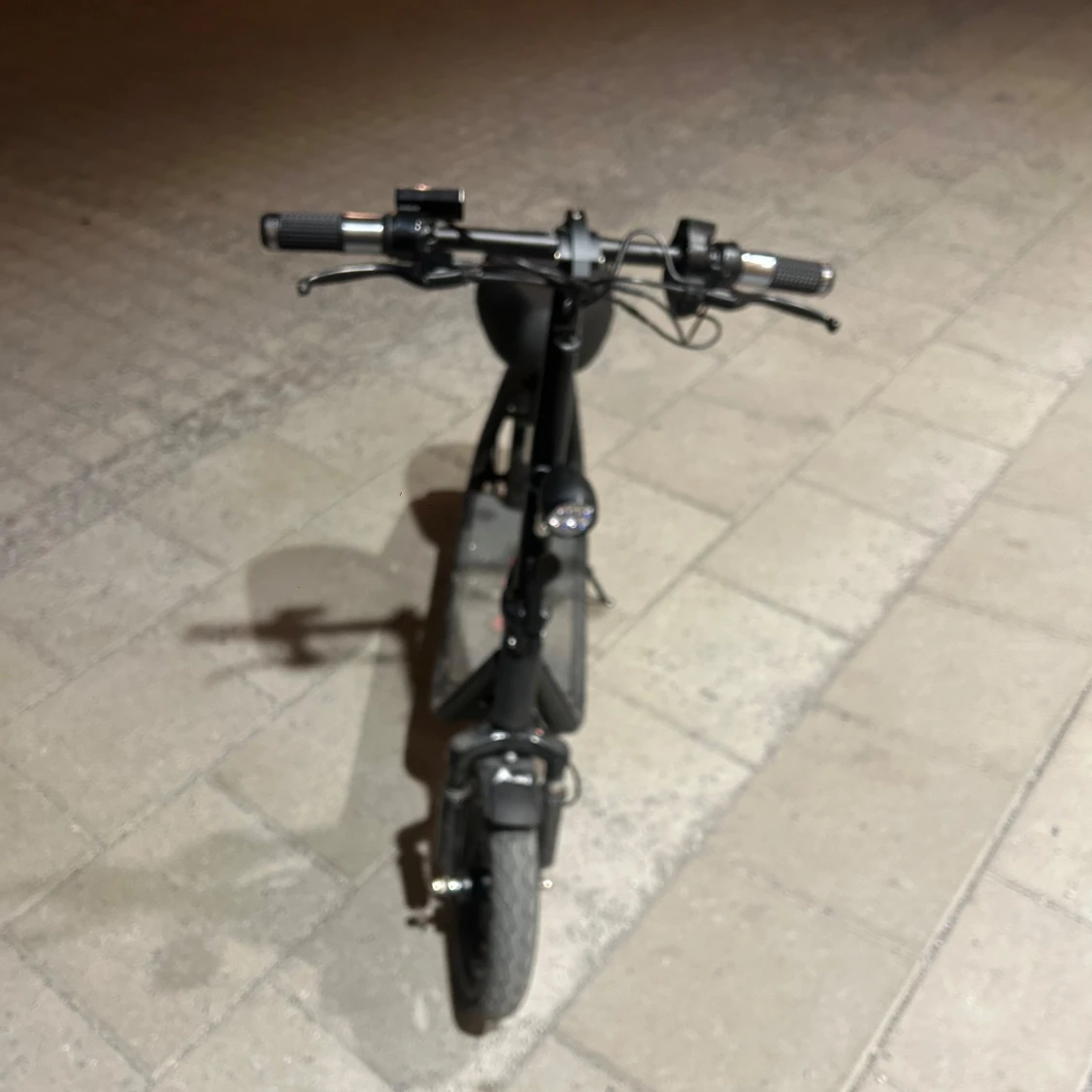 Svart elscooter med sadel - 1