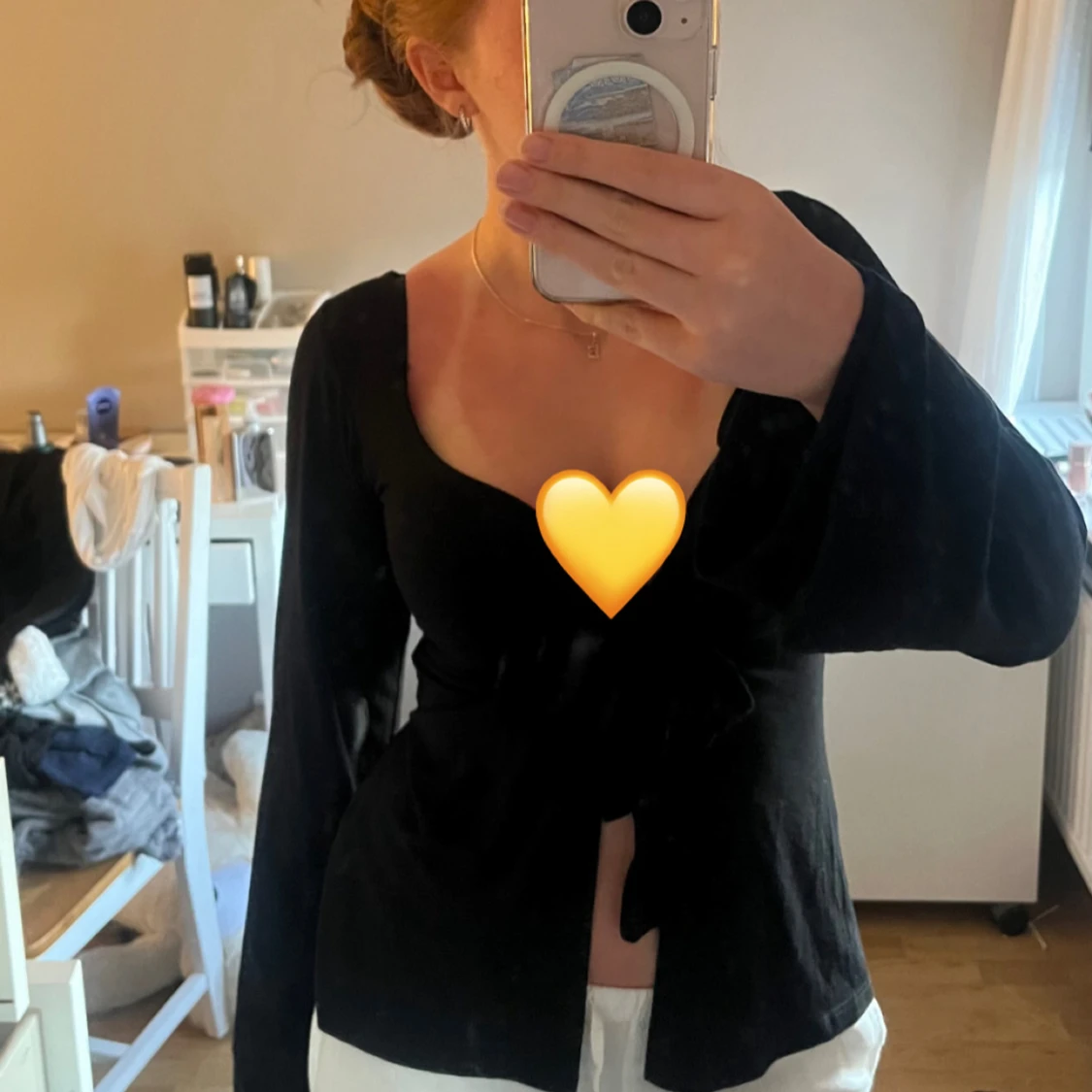 Svart omlottopp med knyt från Design by Si