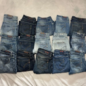 Dondup George bulk - Nu säljer vi flertals Dondup jeans som finns på vår profil! Storlekarna är ifrån w30-35! Om du har en fråga om ett par jeans skriv igenom denna annons eller den enskilda annonsen på jeansen som finns på våran profil, om ni har problem att hitta den enskilda annonsen så hjälper vi dig med det!