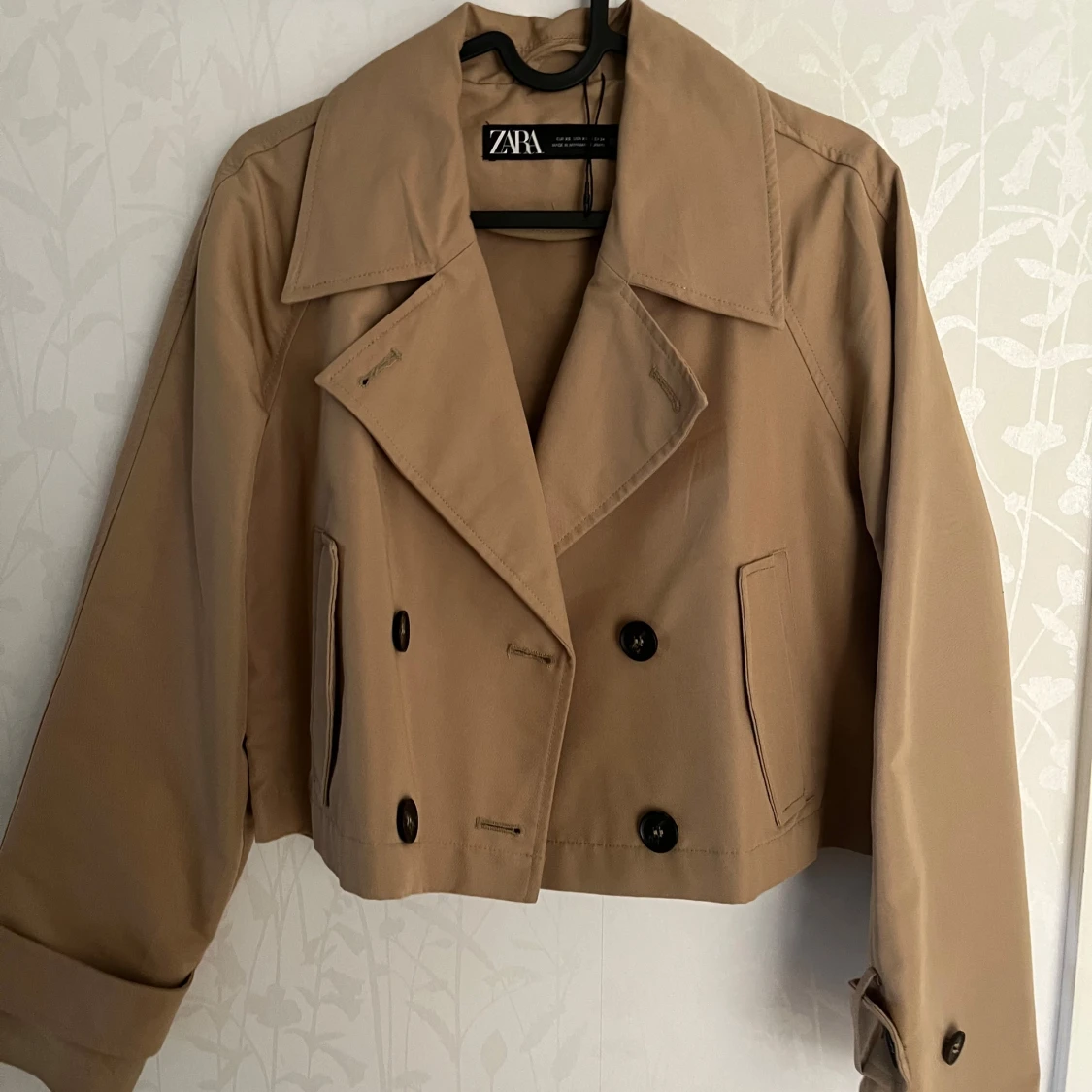 Beige croppad trenchcoat från Zara