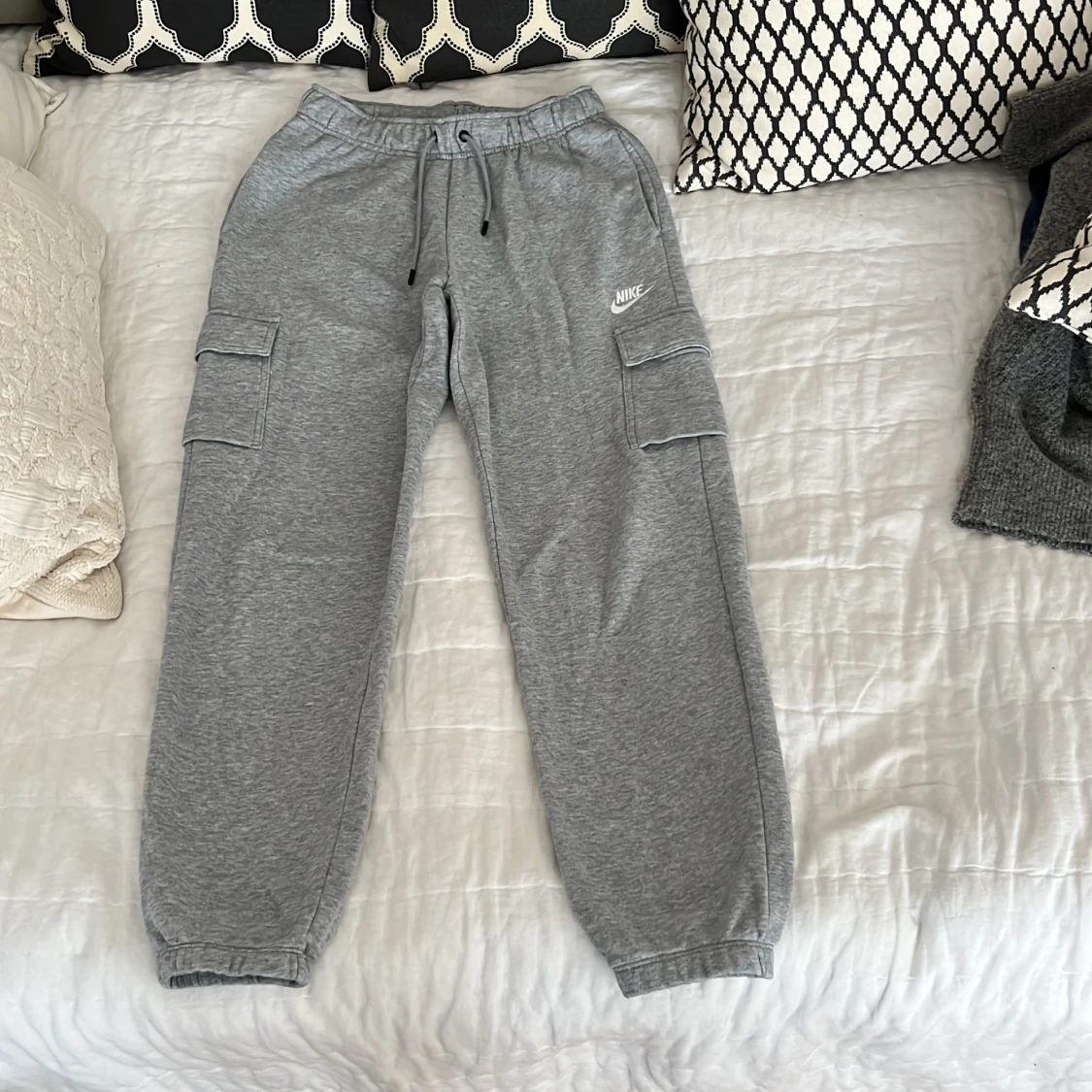 Grå mjukis cargobyxor från Nike - 3