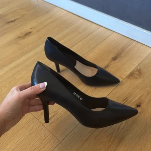 Svarta klackar - Svarta klackar köpta i Frankrike, storlek 40 men passar mig som har 39, använda en gång, 150kr