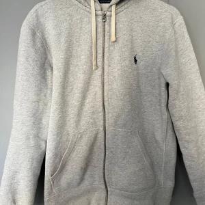 Hoodie Ralph Lauren - Grå hoodie från Ralph Lauren. Storlek M