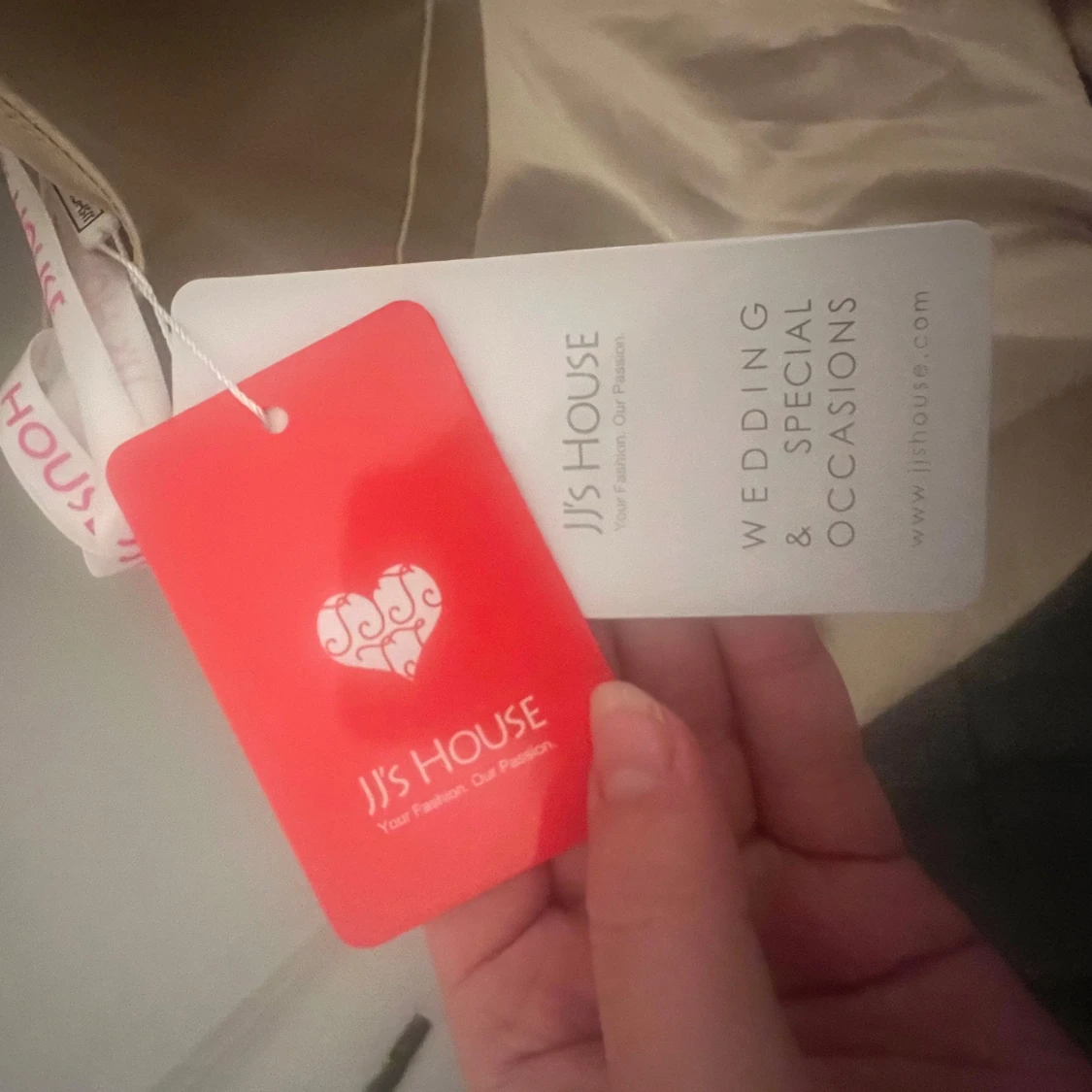 Champagnefärgad långklänning med glittriga axelband från JJ's House - 3