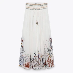Vit långkjol med broderade detaljer - Superfin vit långkjol med färgglada broderier längs nederkanten och midjan. Använd förra sommaren går inte längre att köpa från Zara ❣️