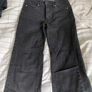 Svarta jeansbyxor från LAB Industries - Svarta jeansbyxor från LAB Industries med klassisk femficksdesign och raka ben. Byxorna har normal passform och stängs med knapp och dragkedja. Perfekta för en avslappnad och stilren look.