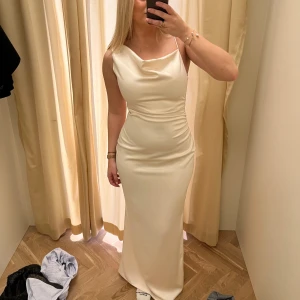 Balklänning🤍🤍 - Elegant långklänning i champagnefärg med smala axelband och figurnära passform. Säljer den då jag ångrade mitt köp men inte hann byta i tid. Aldrig använd🤍