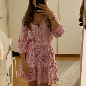 Populär Zara klänning - As snygg populär Zara känning som inte går att köpa längre. I storleken xs, men passar även s. 