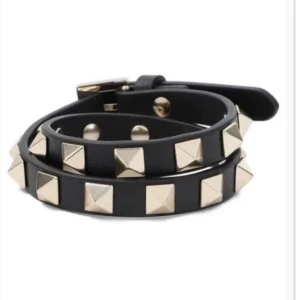 Valentino armband - Snyggt valentino armband med guldnitar, alla nitar kvar, dustbag tillkommer