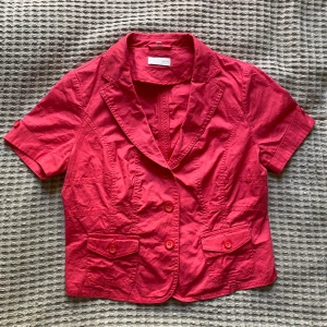 Rosa bolero/topp  - Rosa bolero/topp! Går att ha utan annan tröja under men även att ha över en annan topp. Storlek 40 men passar S/M🤩🤩