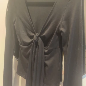 Svart populär Gina tröja  - Svart långärmad tröja från Gina med knyt framtill. Endast använd en gång och kommer tyvärr inte till användning. Ny pris, 299🤍 Postas samma dag eller dagen efter köp. 