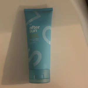 After Sun från Apotek Hjärtat ICA - Fräsch blå tub med 200 ml parfymfri after sun som återfuktar och svalkar huden efter solning. Tuben har praktisk flip-top och krämen är vit med lätt blå ton. Perfekt att ha med på stranden eller resan för att lugna huden.