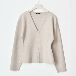 Beige tröja  - Snygg beige kofta från Gina som tyvärr inte kommer till användning då den inte passar💕 använd fåtal gånger. Helt slutsåld och köpte för 400kr, pris kan diskuteras💕