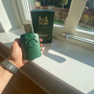 Parfums de Marly Haltane EdP  - Lyxig parfym Haltane från Parfums de Marly i en snygg grön flaska med gulddetaljer och silverfärgad kork. Flaskan rymmer 125ml Eau de Parfum och har en exklusiv design med upphöjt emblem och hästar. Kommer i matchande grön kartong med guldtext. Det är runt 110-115 ml kvar och jag har ej kvitto eftersom jag fick den.