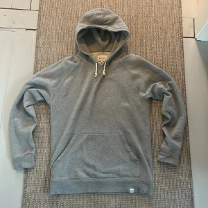 Norse projects hoodie - Grå hoodie från de skandinaviska märket  Norse projects. Riktigt hög kvalite, enligt mig den perfekta gråa bas hoodien. Strl S, inte säker på ny pris då den inte längre säljs men deras gråa hoodies nu kostar runt 2-3 tusen. Vårt pris: 499kr. 100% wool 