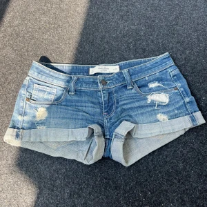 Lowrise Jeansshorts - Supersnygga jeansshorts i mycket fint skick! De är lågmidjade och korta, mått finns på bilder💖 Har ingen bild på då de är för små😇 strl US 0