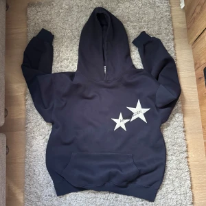 Aelfric Eden hoodie med stjärnor - Säljer en tvärfet och unik hoodie från Aelfric eden i storlek S. Denna är svår att få tag på därav priset samt att den kostar över 2000 ny!