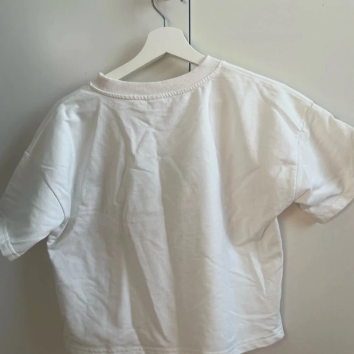 Vit t-shirt med tryck från Lindex - 2