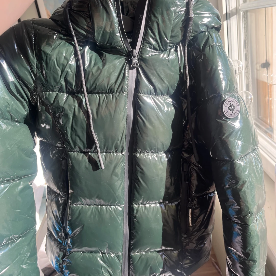Grön glansig pufferjacka från Khujo - 1